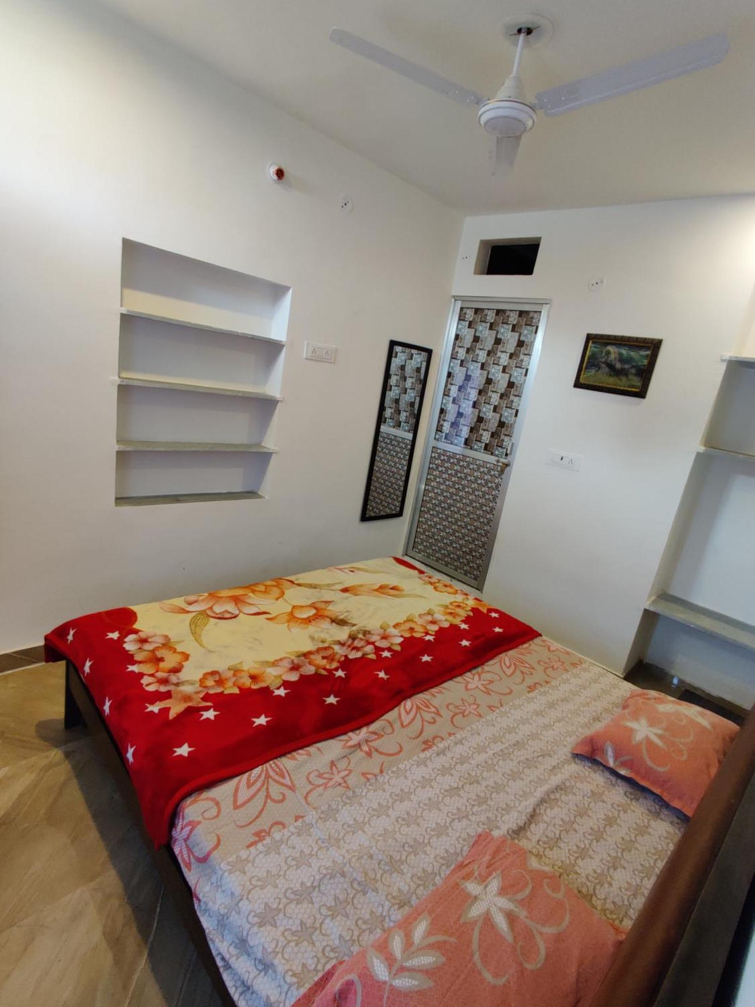 Varah Square Guest House 布什格尔 客房 照片